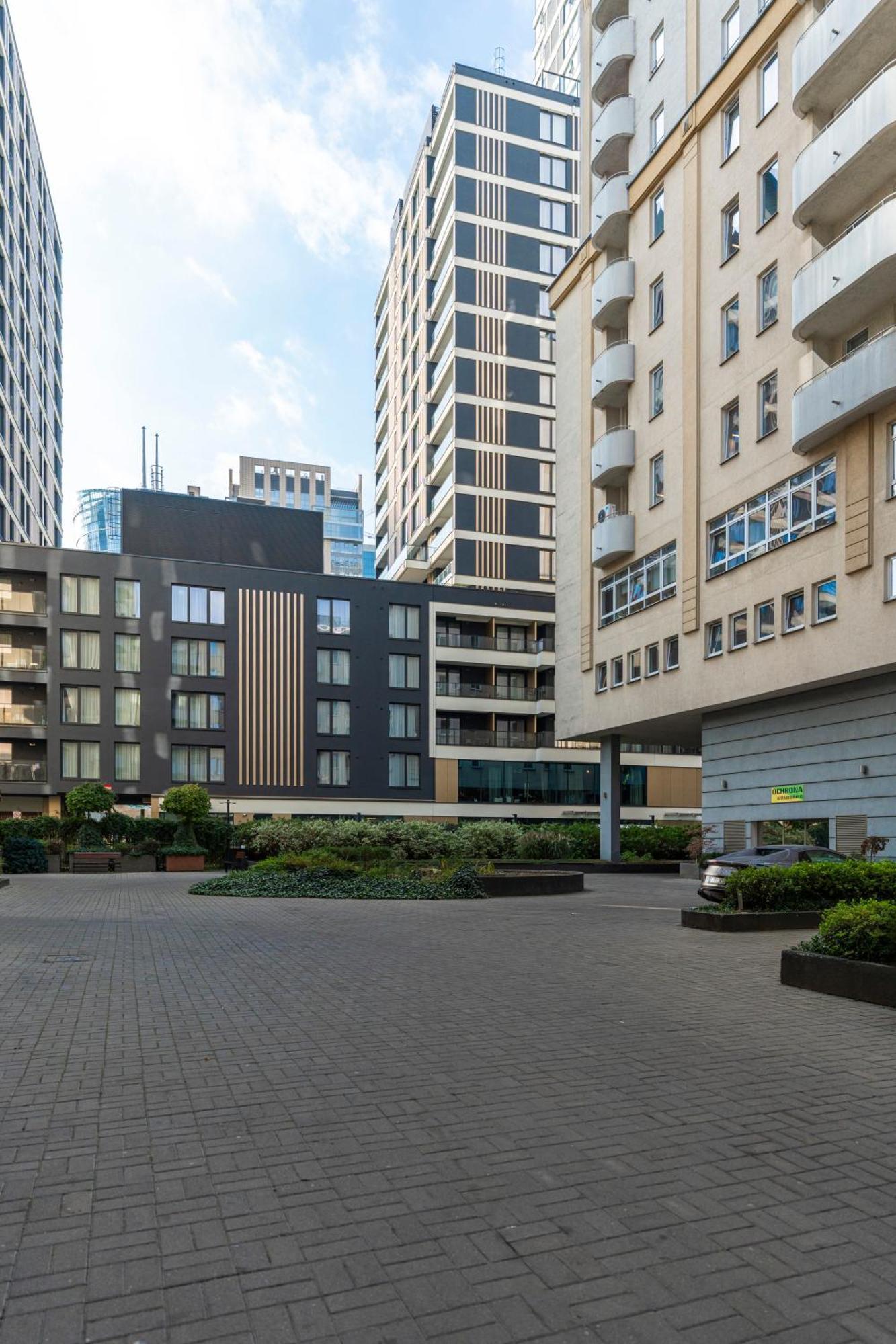 Oomph Downtown Atmospheric Zelazna Street Apartment *