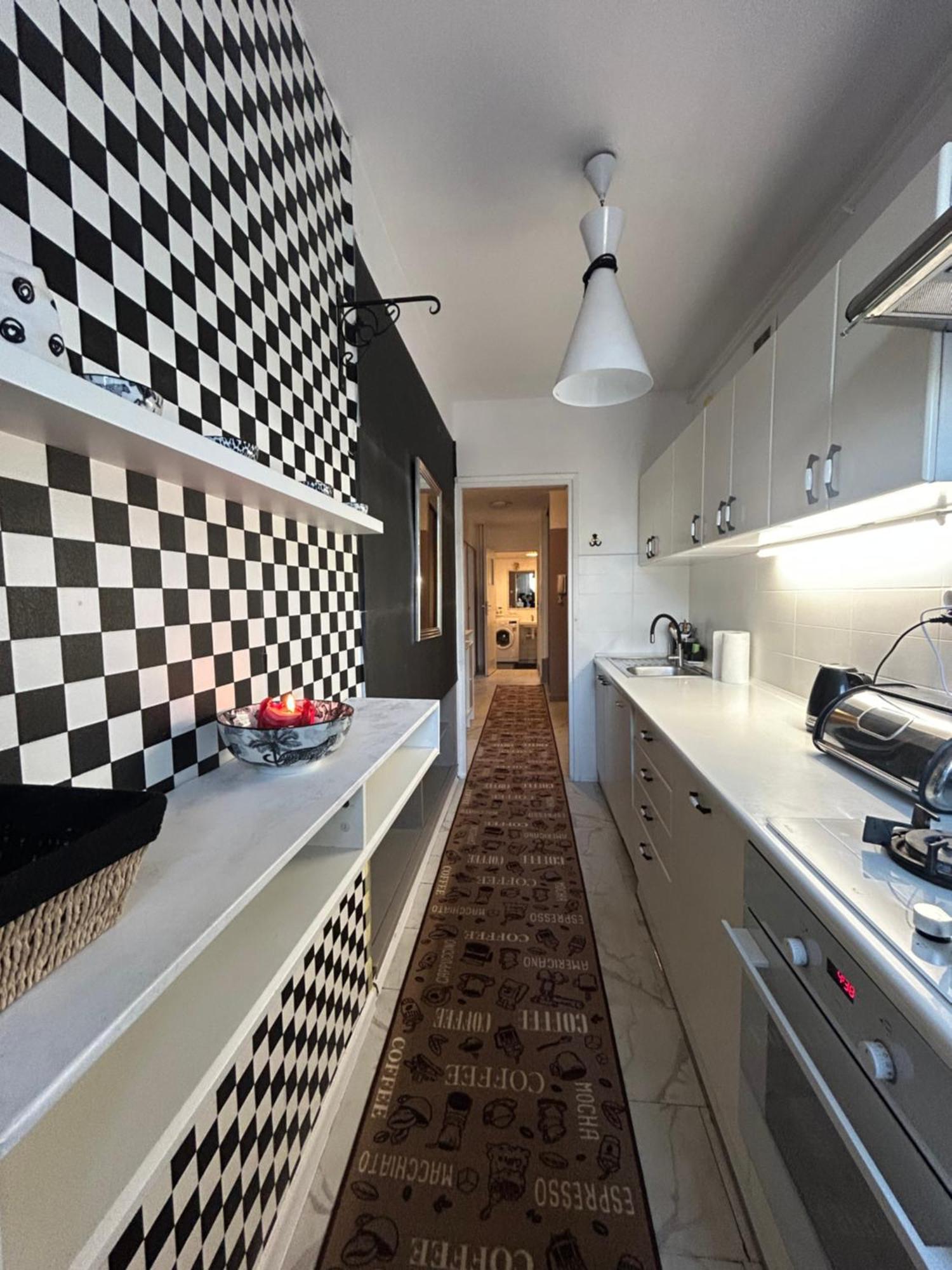 Perfect Location Two Bedrooms With Balkony Apartamento