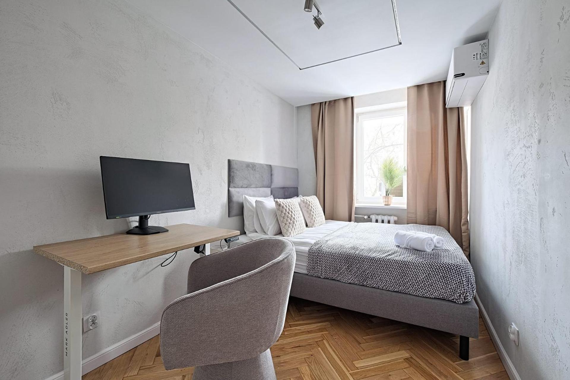 *top* Full Black Out A/c Fast Wi-fi, Standing Desk Apartment
