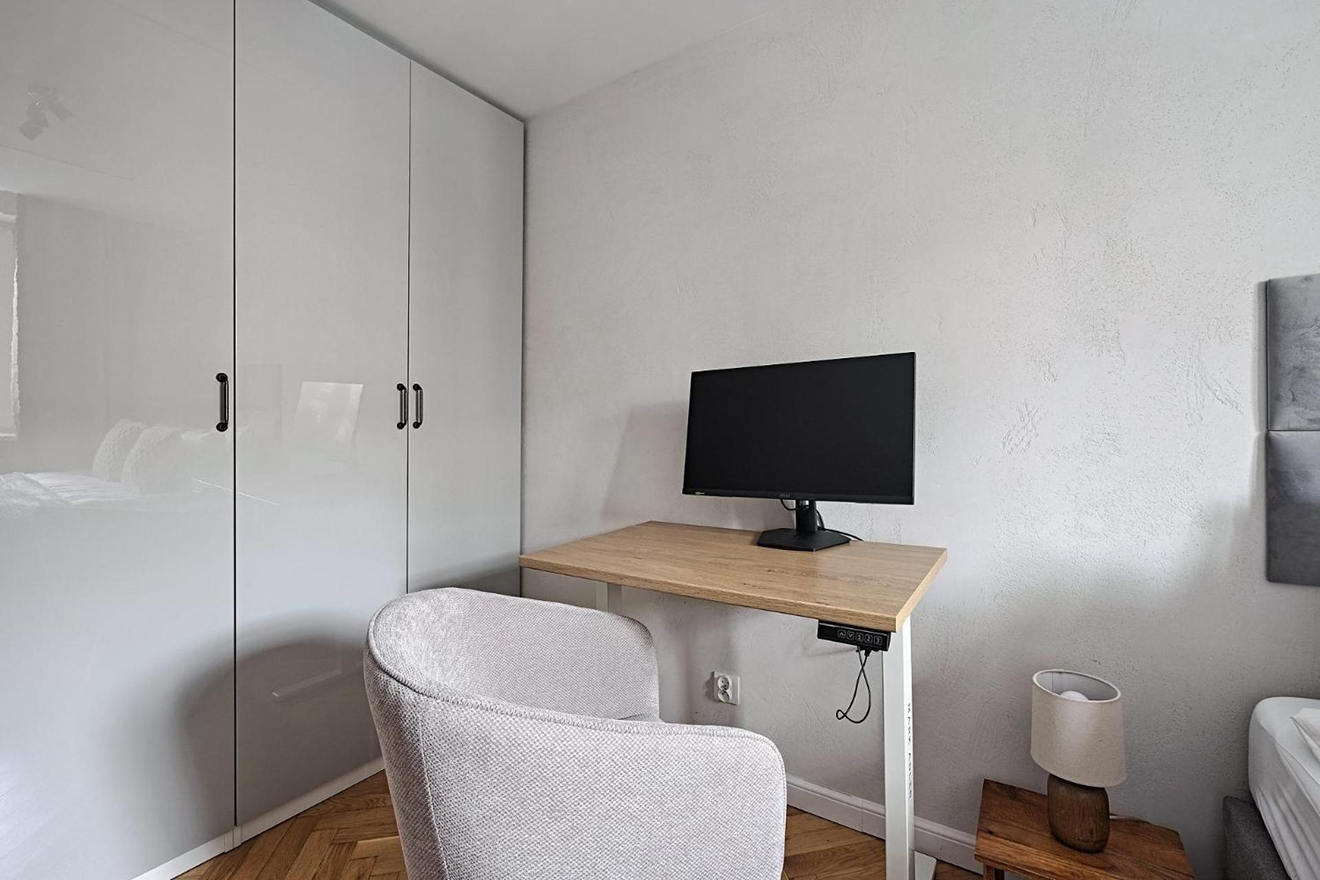 *top* Full Black Out A/c Fast Wi-fi, Standing Desk Apartment *