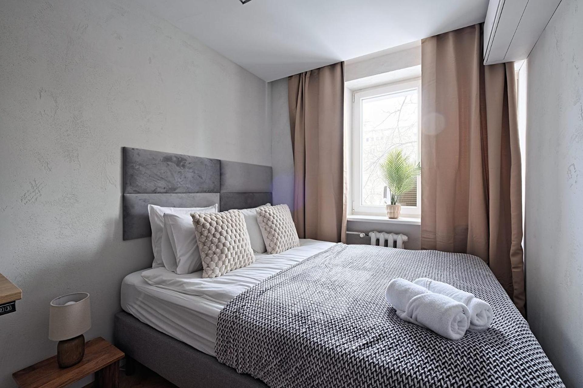 *top* Full Black Out A/c Fast Wi-fi, Standing Desk * Warsaw