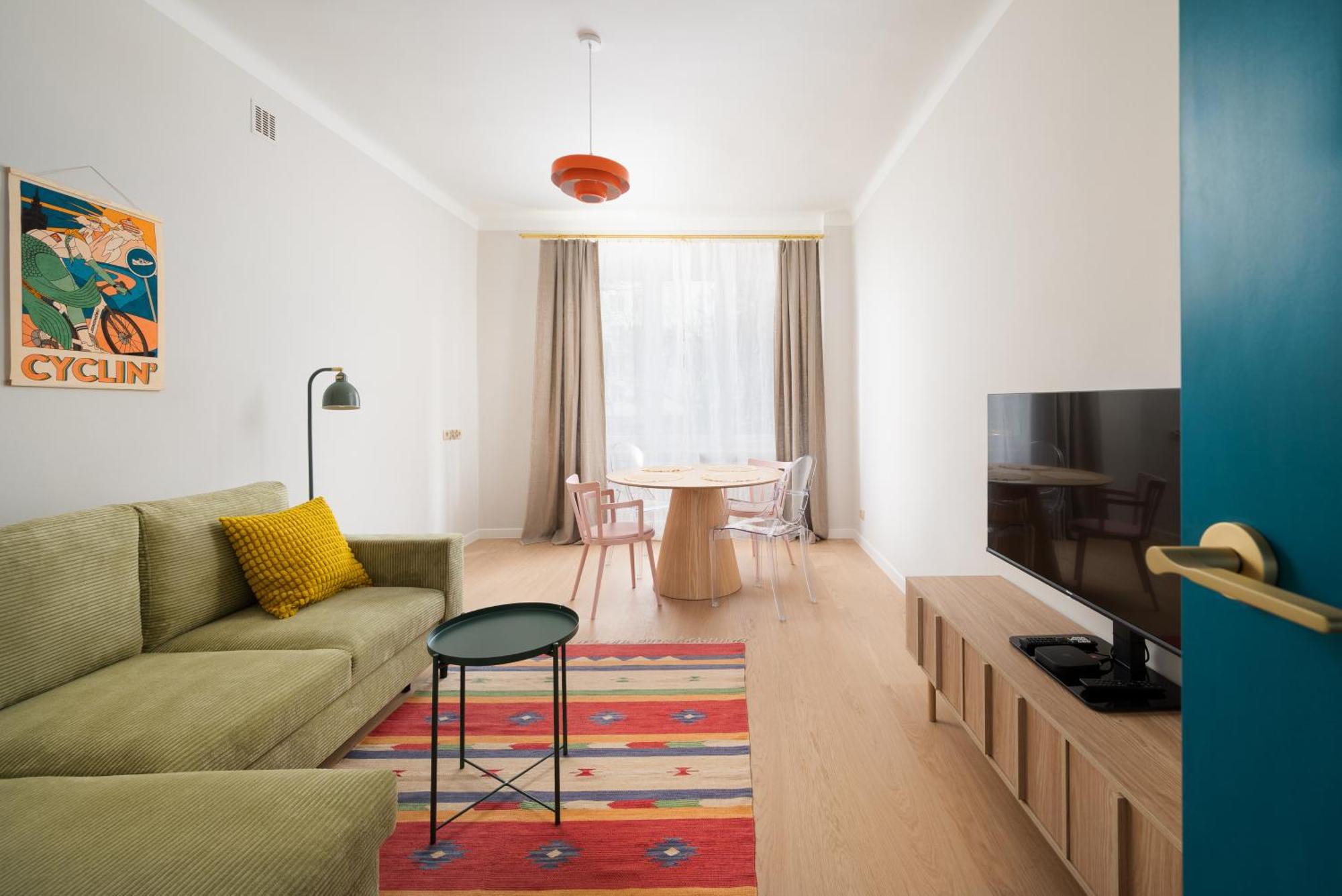 Metro Mlynow Colourful Apartment *