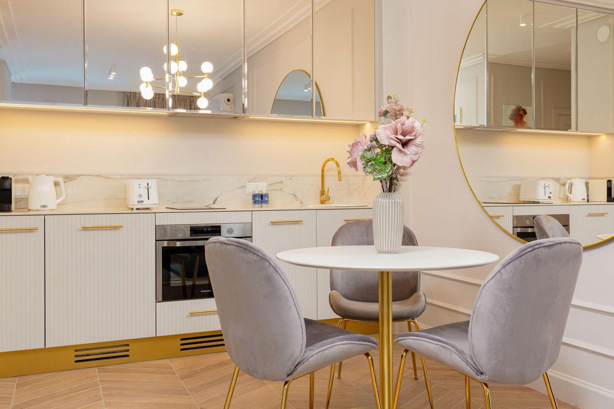 Apartment Lux Center Mennica By Renters Prestige Warsaw