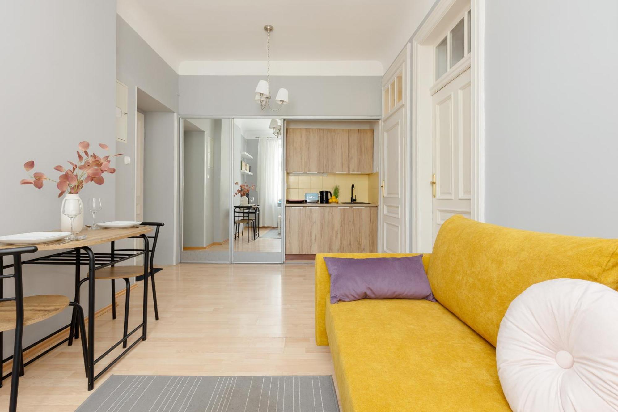 Sunny Lwowska Street Metro By Renters *