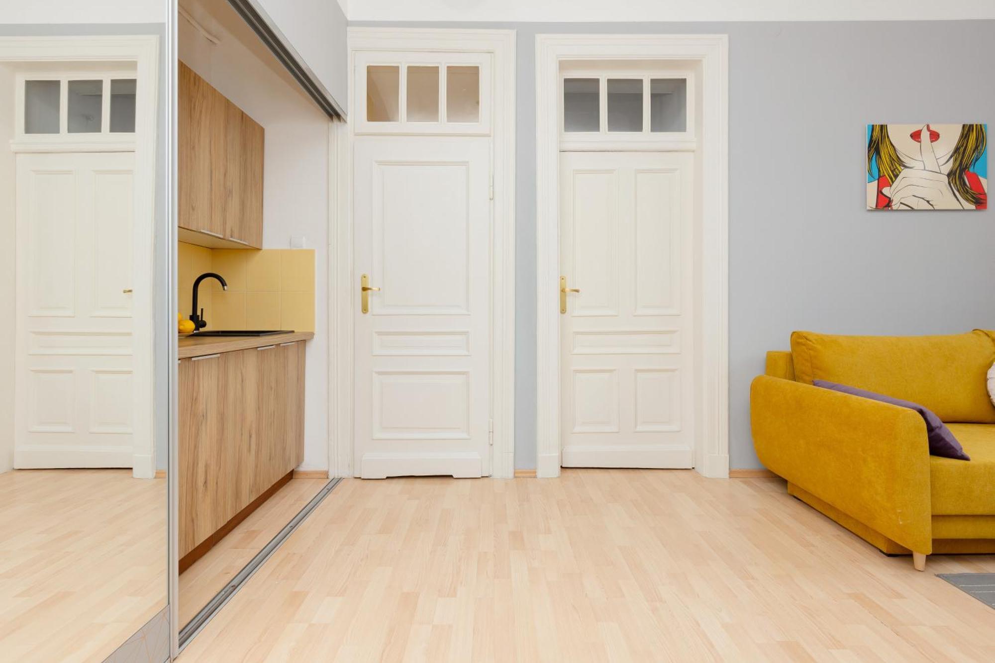 Sunny Lwowska Street Metro By Renters Apartment