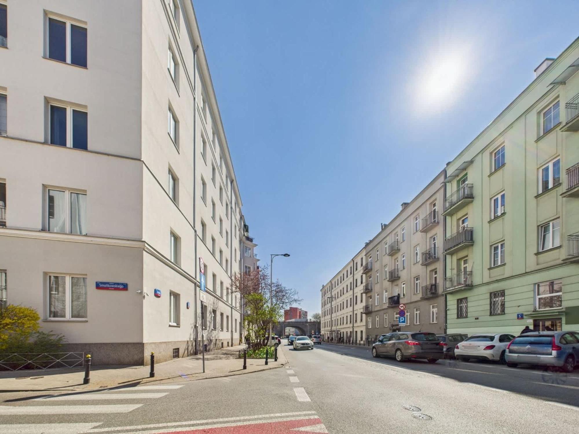 Bright With Air Conditioning Near The Copernicus Science Center In By Renters Apartment *