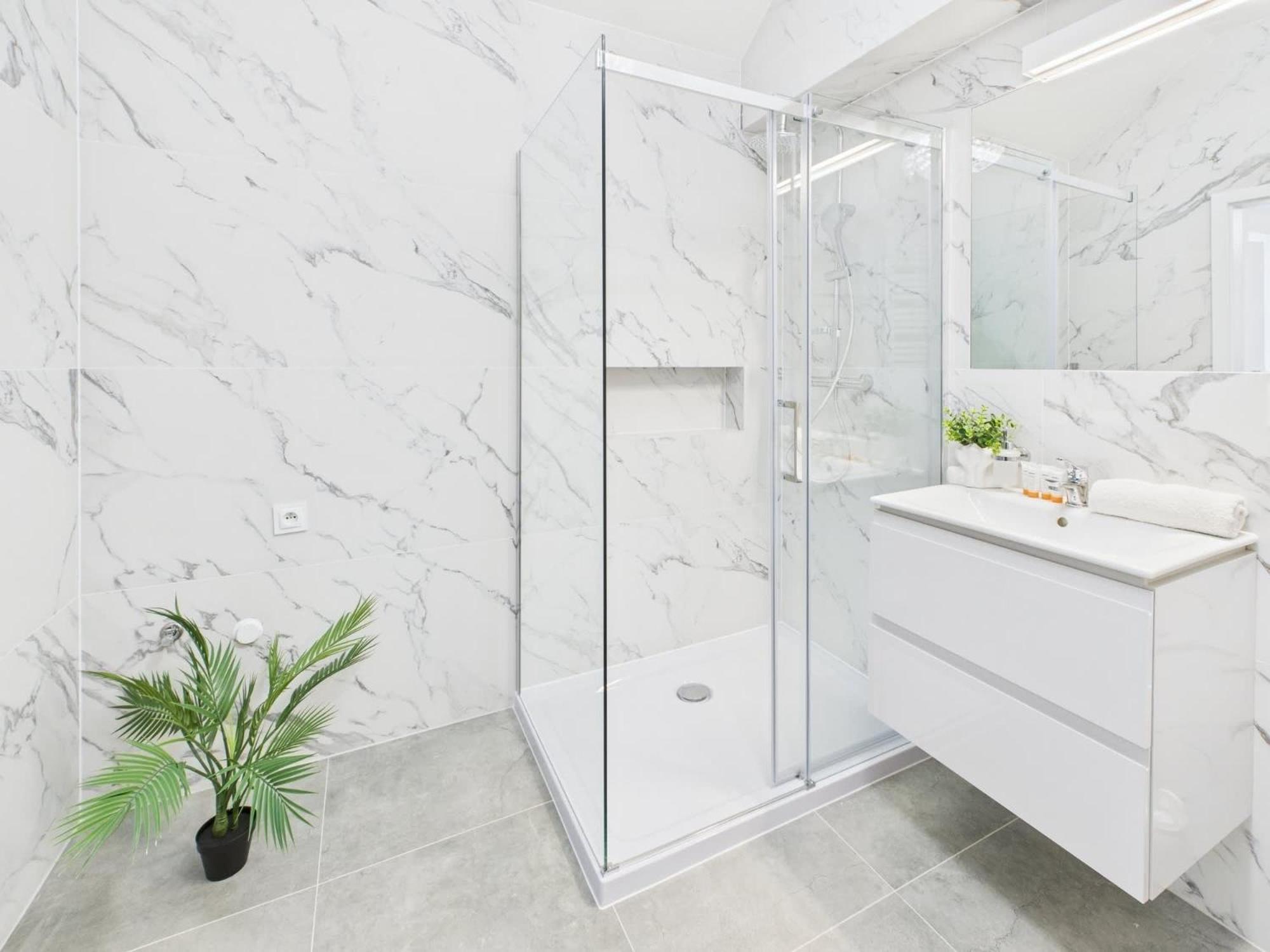 Bright With Air Conditioning Near The Copernicus Science Center In By Renters *