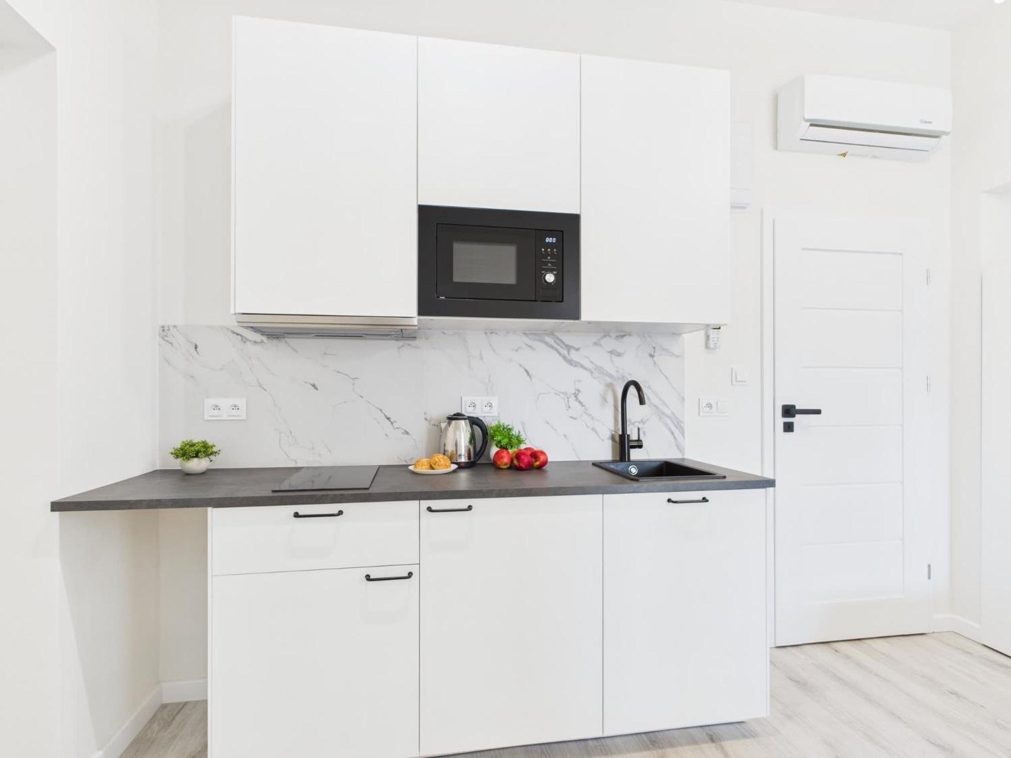 Bright With Air Conditioning Near The Copernicus Science Center In By Renters Apartment *