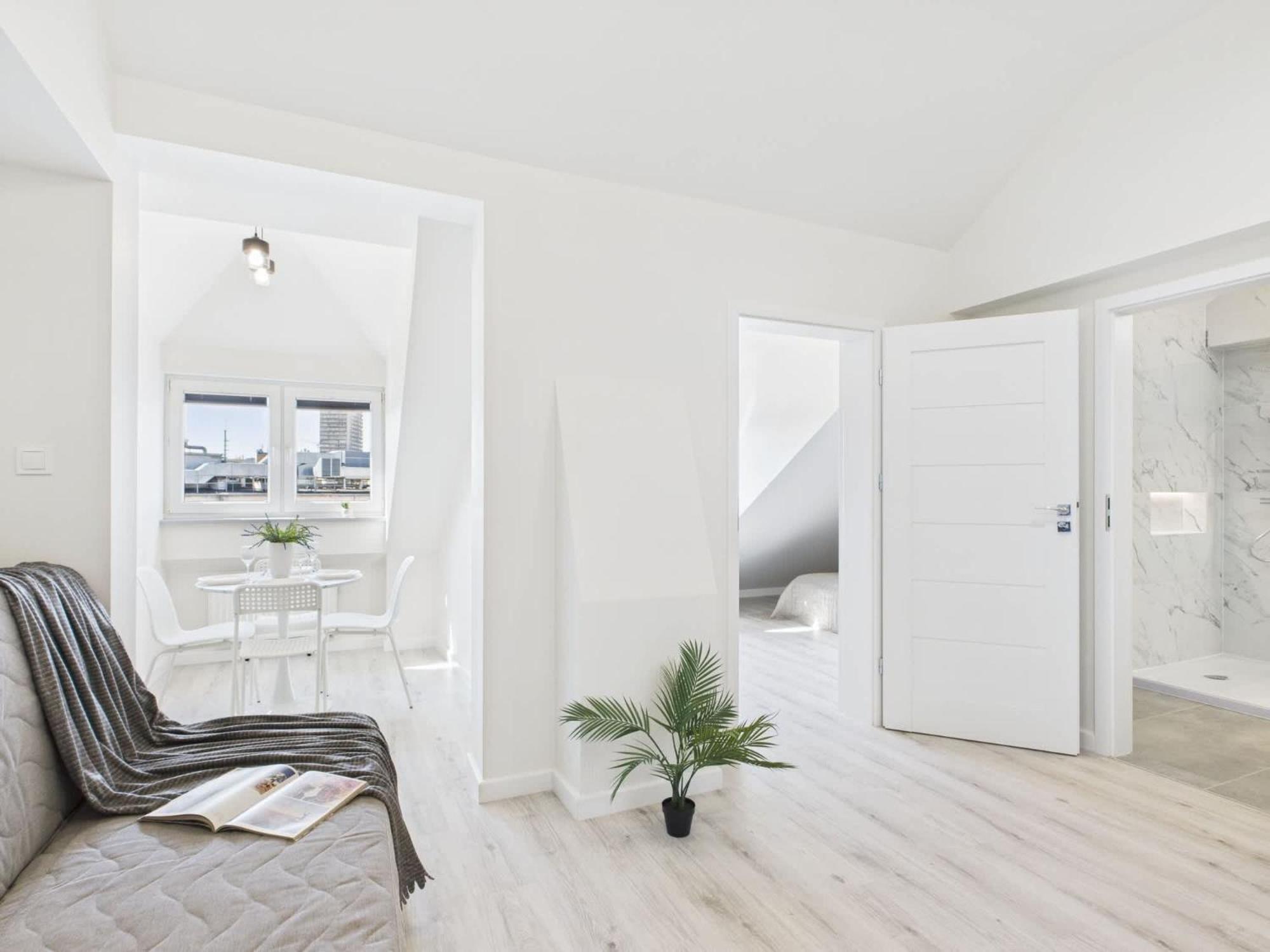 Bright With Air Conditioning Near The Copernicus Science Center In By Renters Apartment *