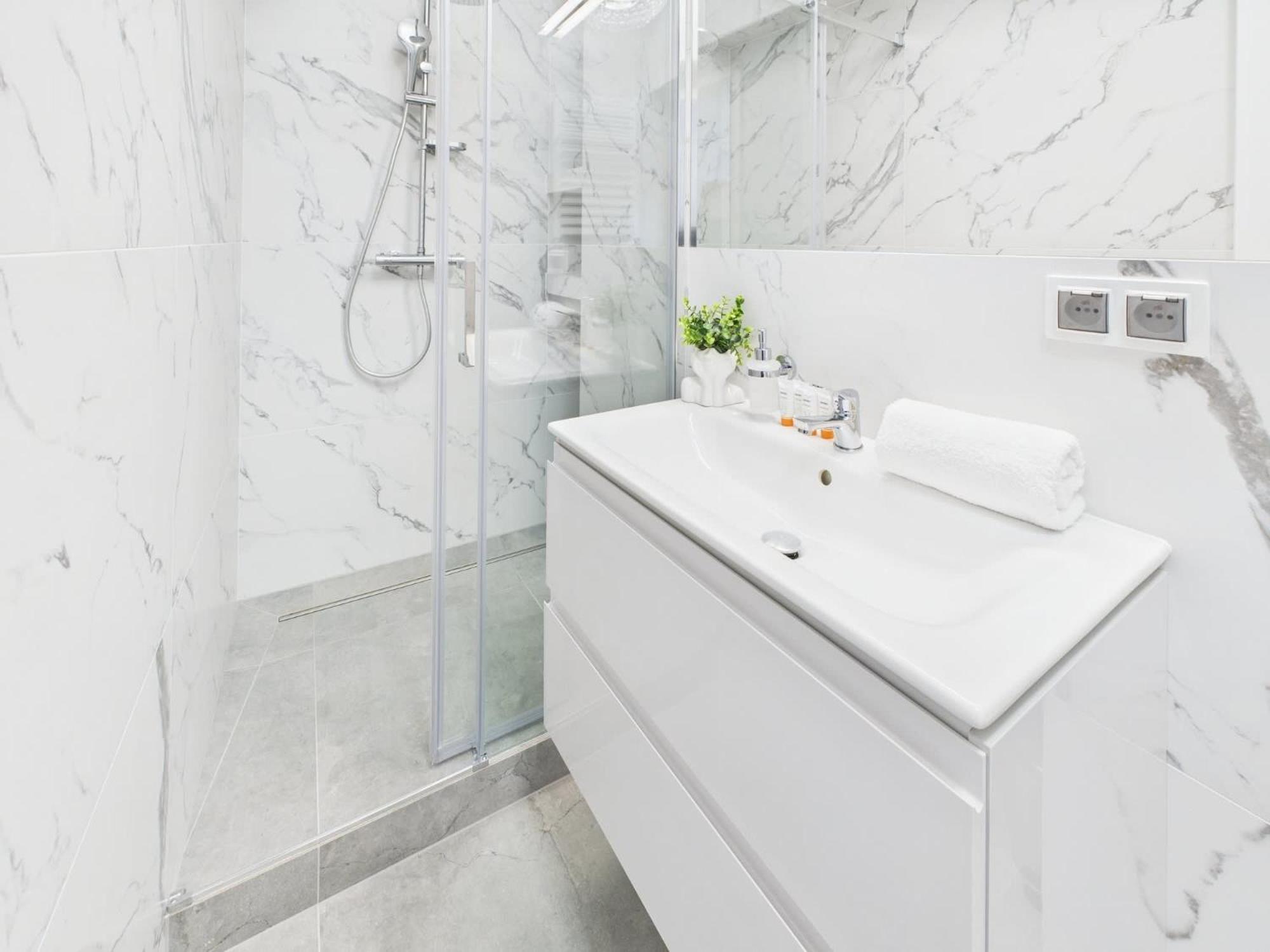 Bright With Air Conditioning Near The Copernicus Science Center In By Renters