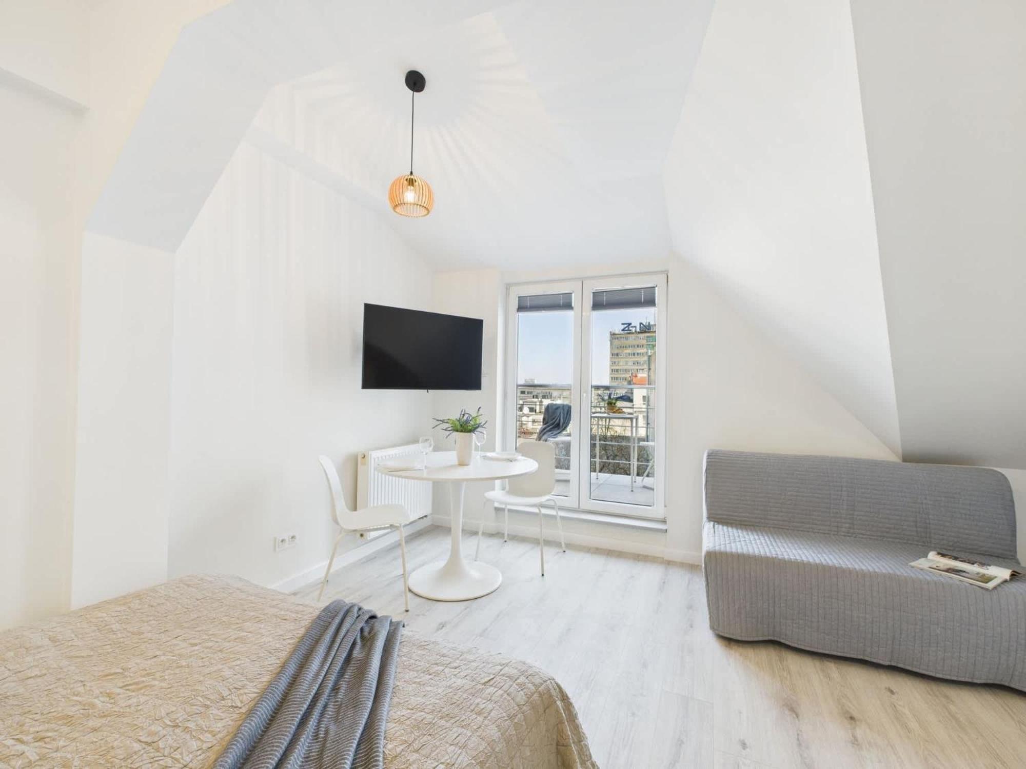 Bright With Air Conditioning Near The Copernicus Science Center In By Renters Apartment