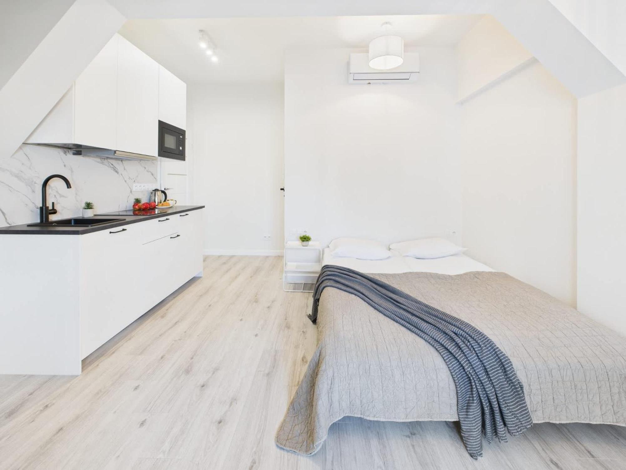 Bright With Air Conditioning Near The Copernicus Science Center In By Renters *