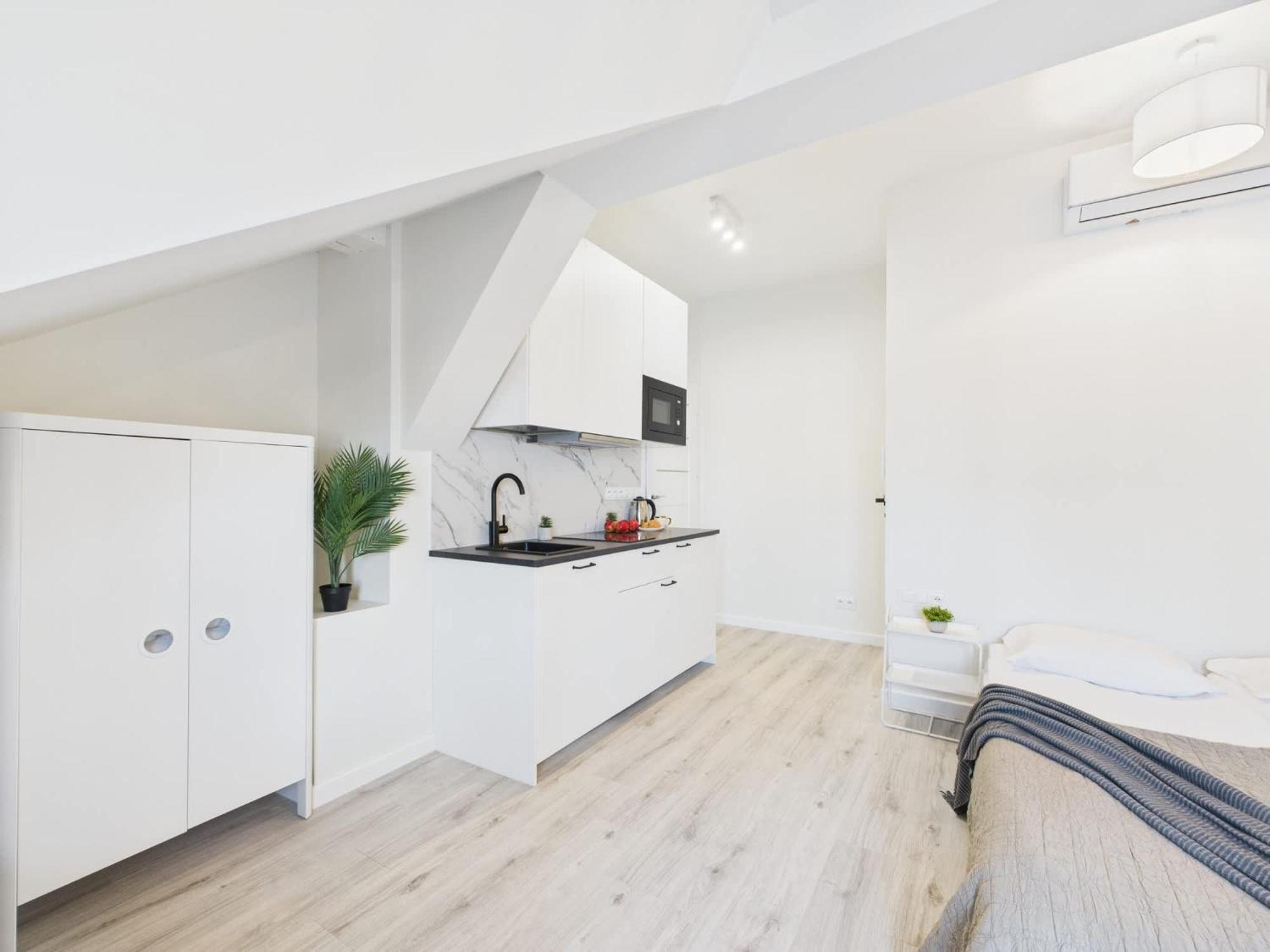 Bright With Air Conditioning Near The Copernicus Science Center In By Renters Apartment