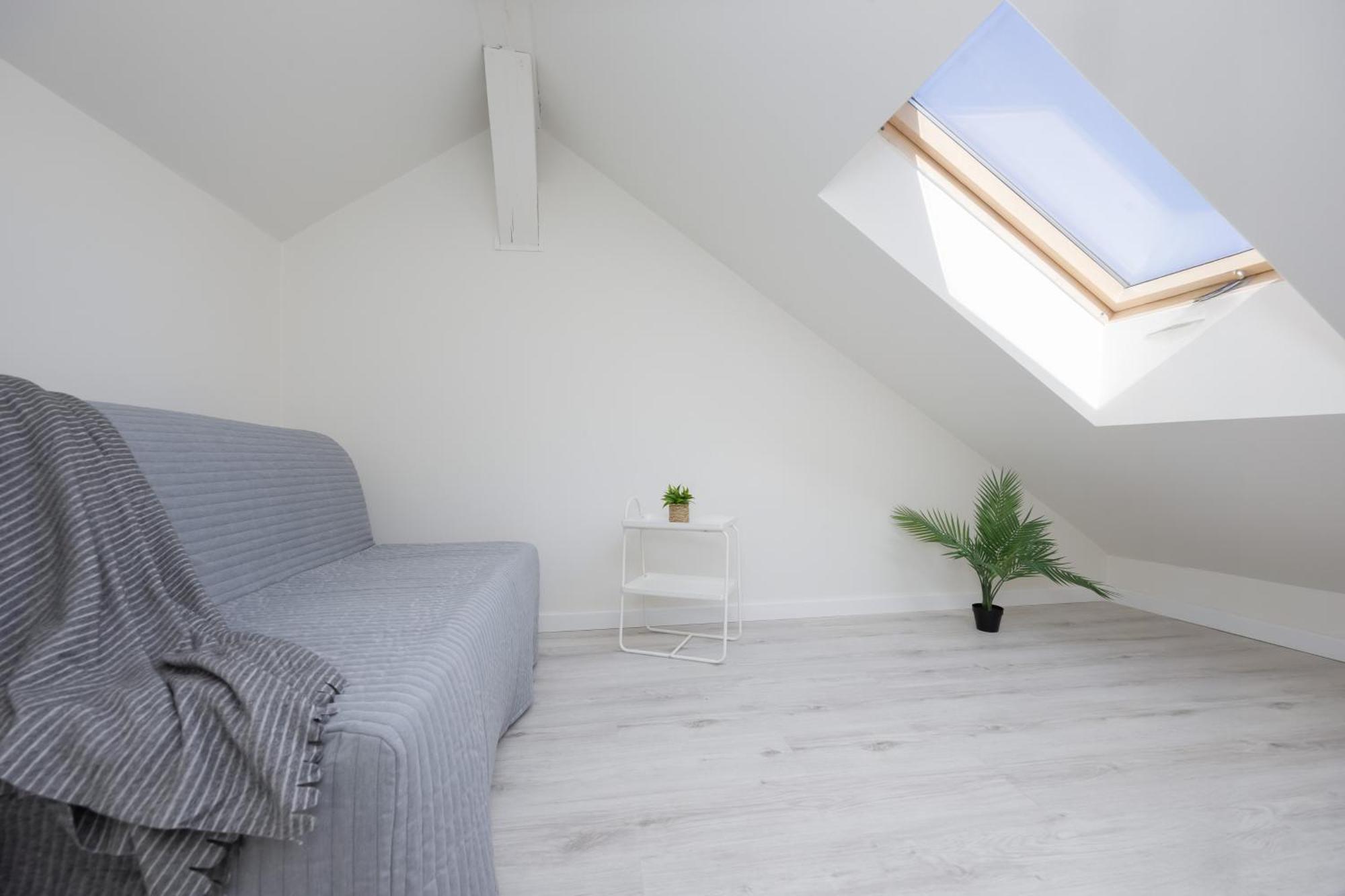 Bright With Air Conditioning Near The Copernicus Science Center In By Renters