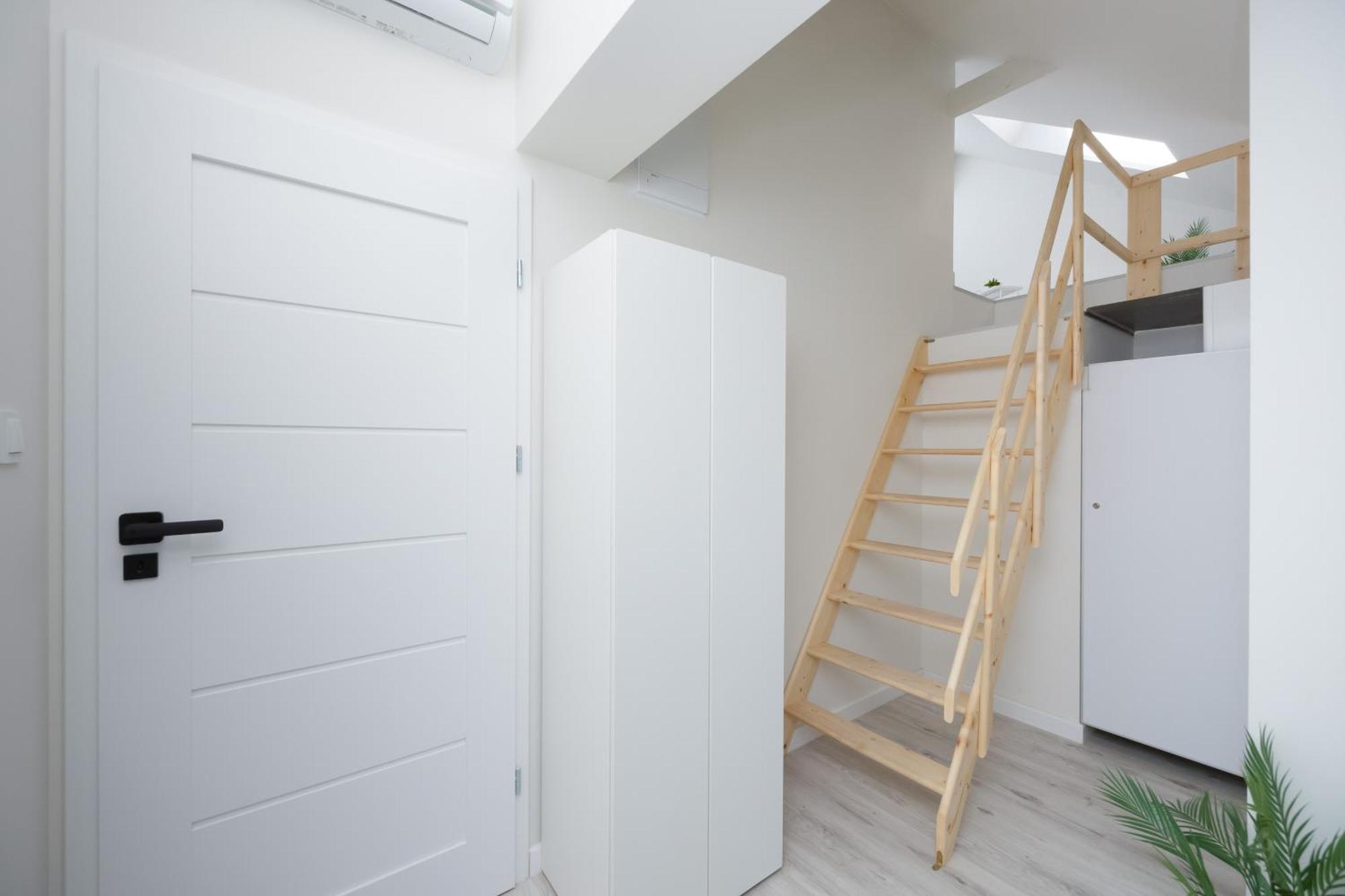 Bright With Air Conditioning Near The Copernicus Science Center In By Renters Apartment *
