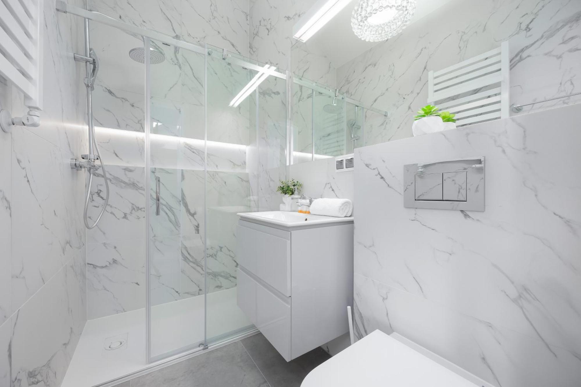 Bright With Air Conditioning Near The Copernicus Science Center In By Renters Apartment *