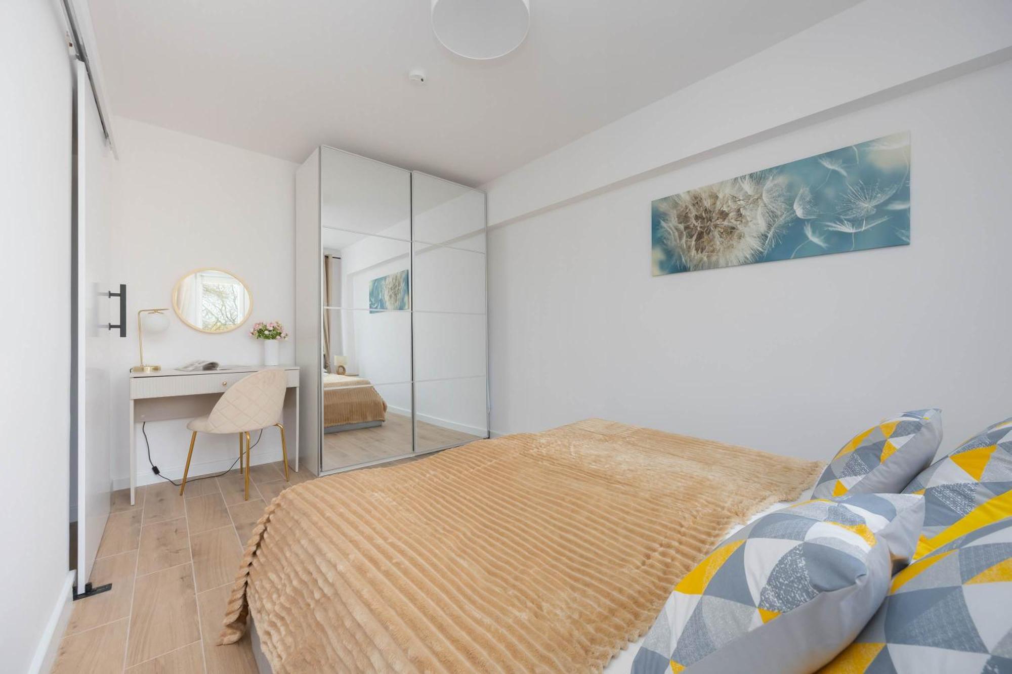 Bright Close To Centre By Renters Apartment