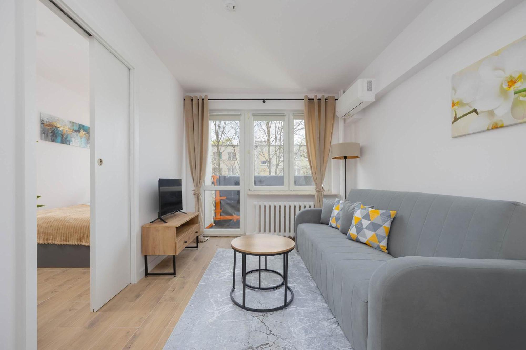 Bright Close To Centre By Renters Apartment
