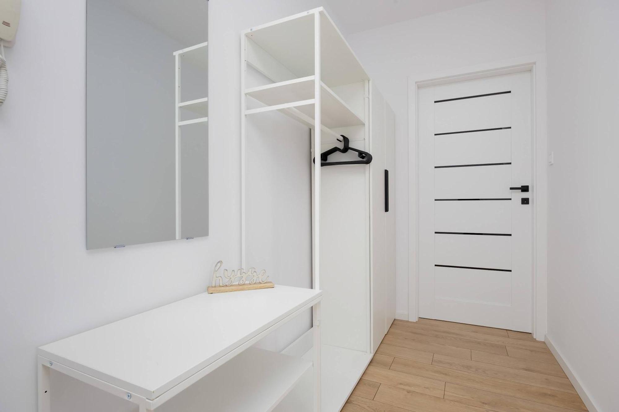 Modern And Bright With Parking Perfect For Remote Working By Renters Apartment *