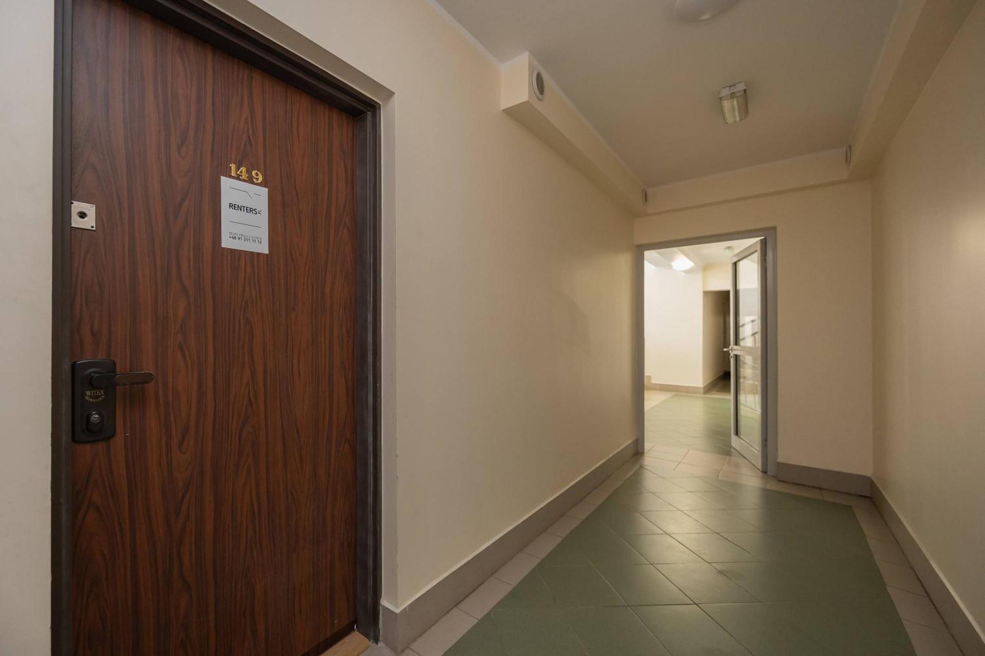 Modern And Bright With Parking Perfect For Remote Working By Renters Apartment Warschau