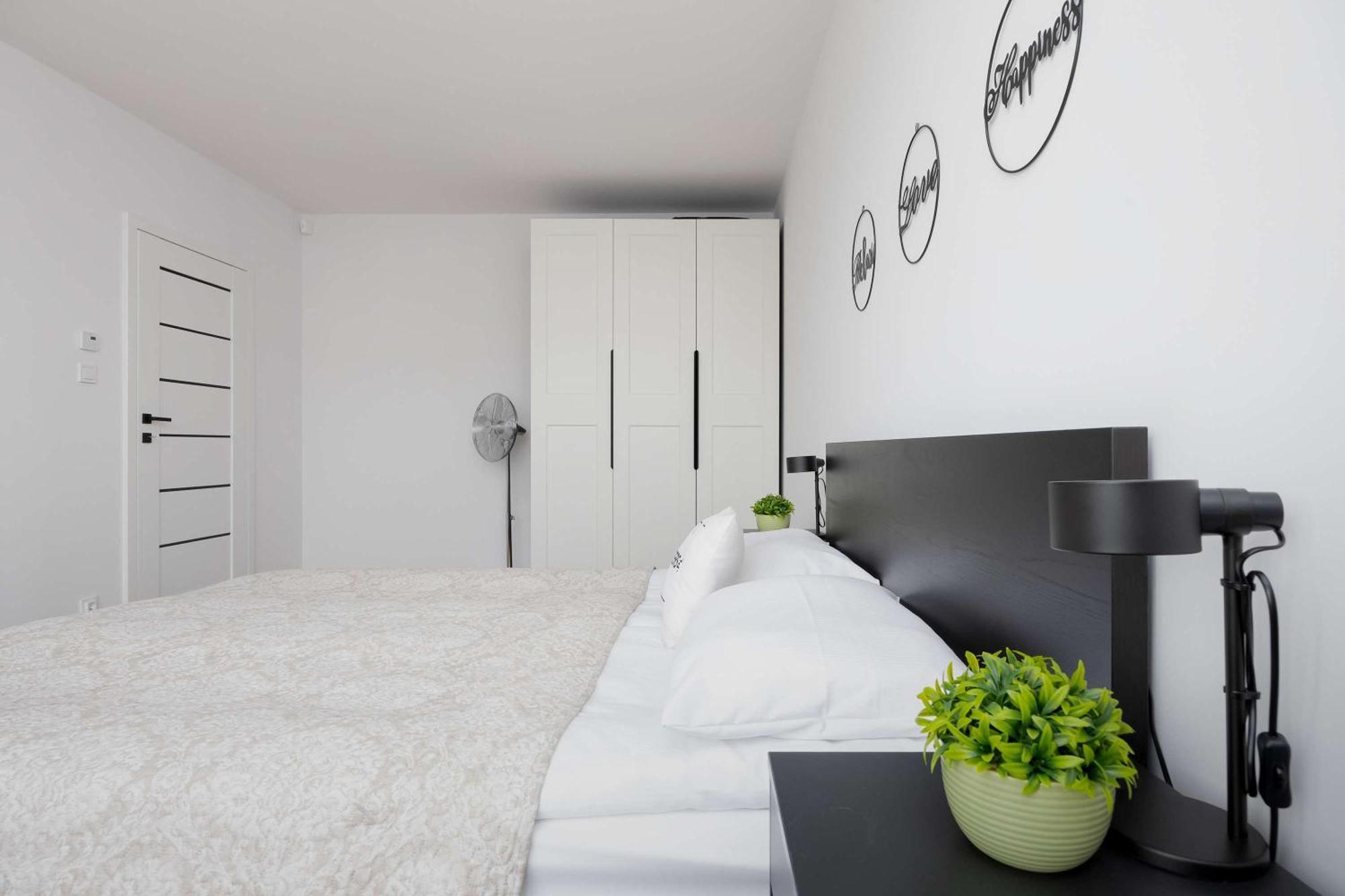 Modern And Bright With Parking Perfect For Remote Working By Renters