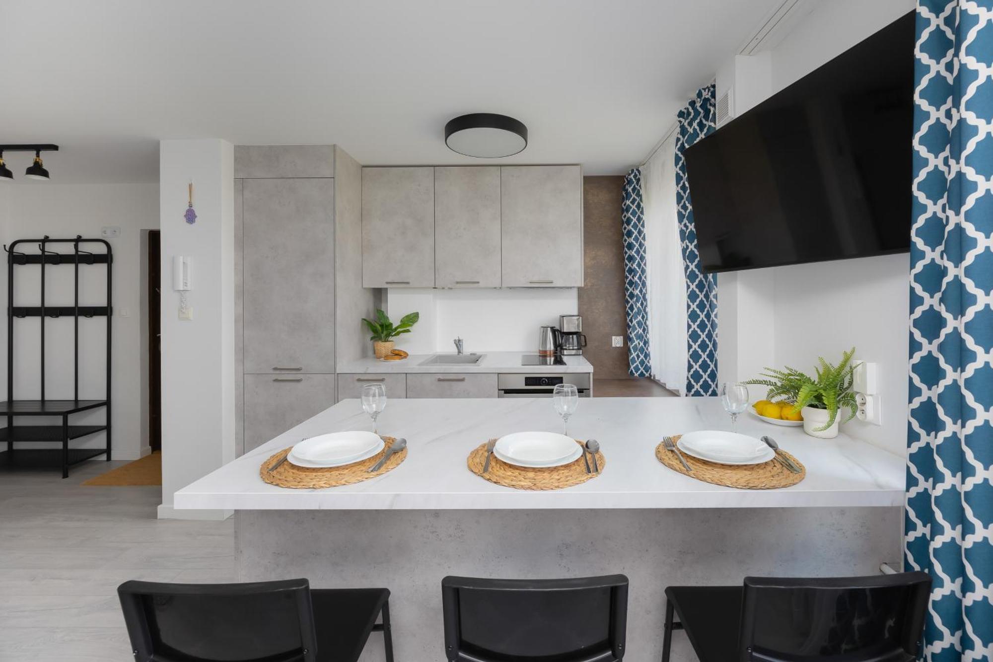 Bright Close To Centre By Renters Apartment