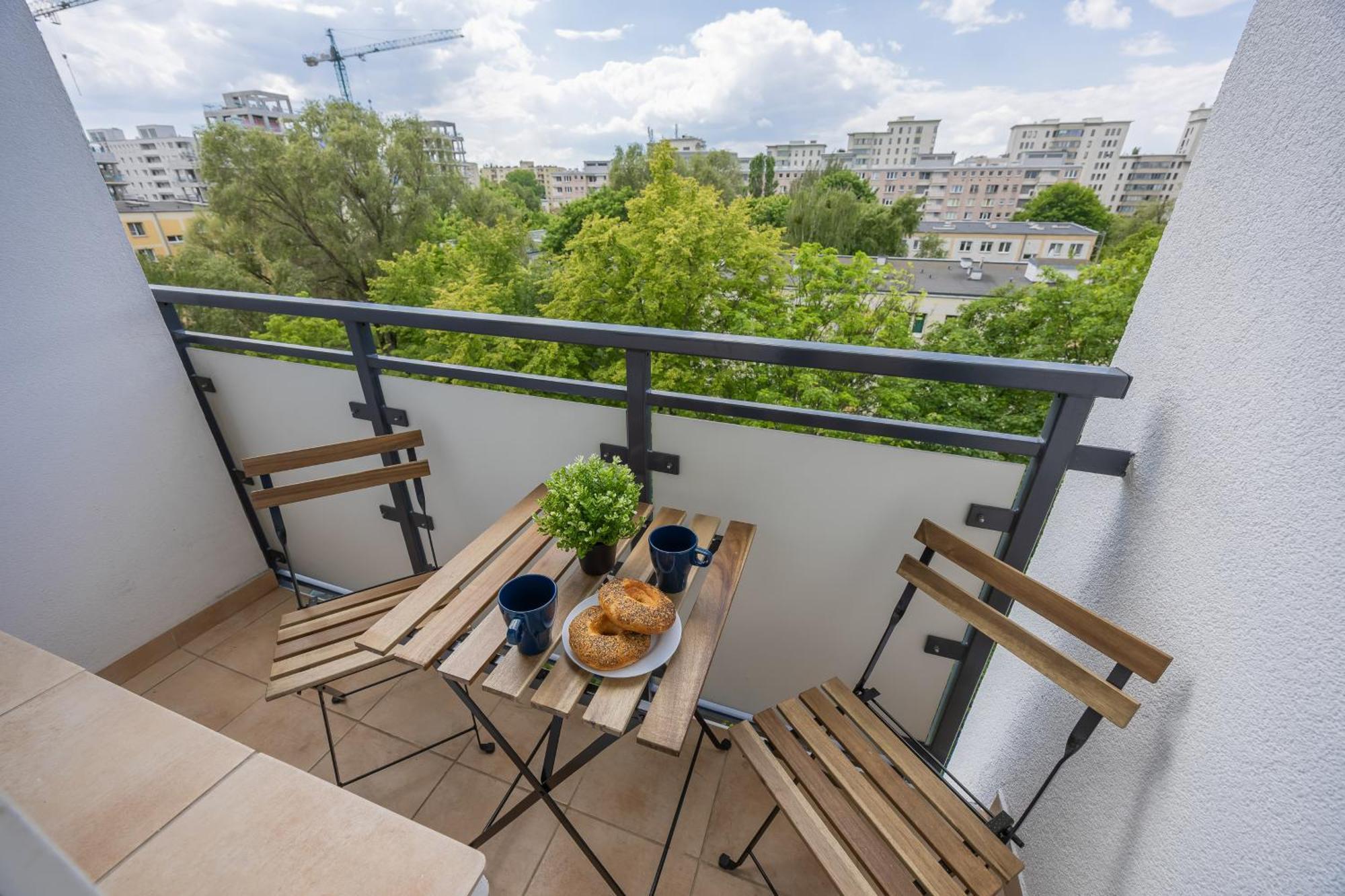 Bright Close To Centre By Renters *