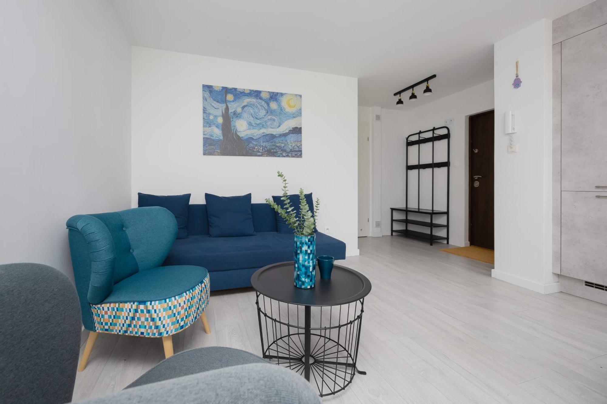 Bright Close To Centre By Renters Apartment