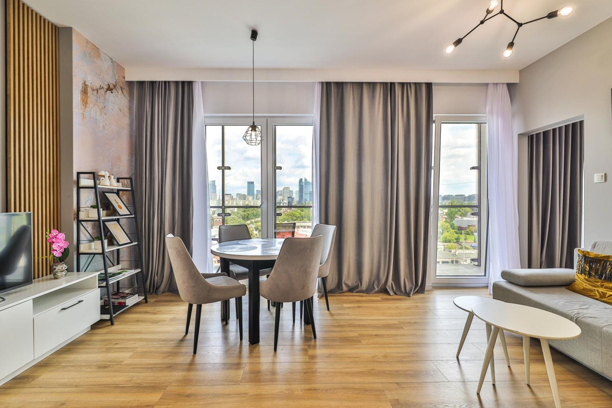 Apartamento Wola Tower Deluxe Separate Bedroom With Free Garage - By Perfect *