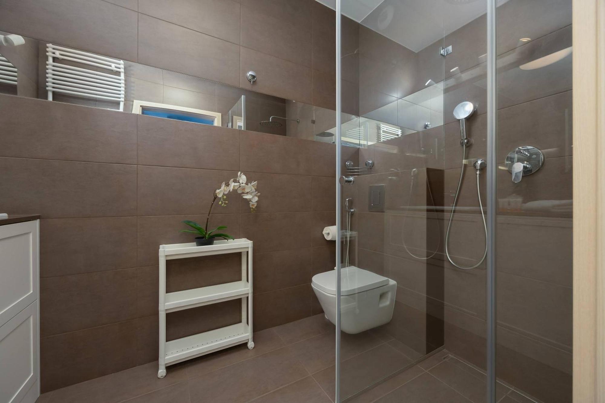 Functional With 2 Bedrooms And Parking In Wola District By Renters Apartament