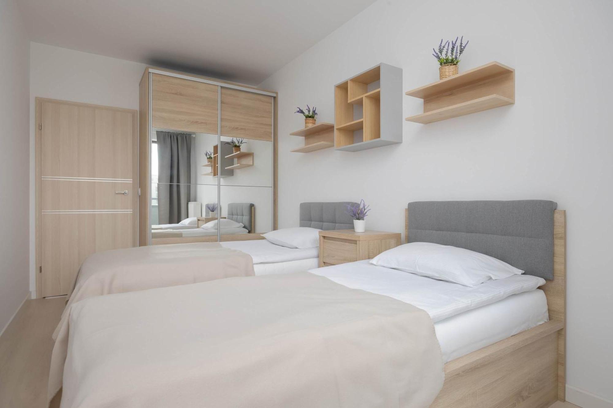 Functional With 2 Bedrooms And Parking In Wola District By Renters
