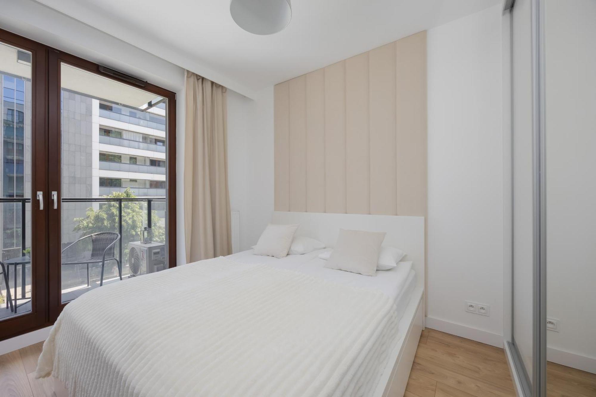 Apartment Siedmiogrodzka With Balcony & Parking Wola By Renters