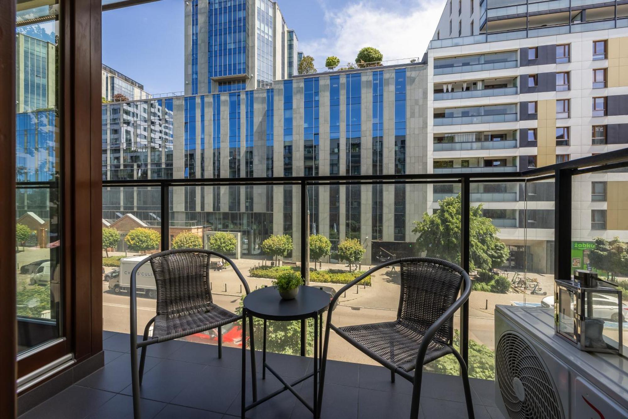 Apartment Siedmiogrodzka With Balcony & Parking Wola By Renters Warschau