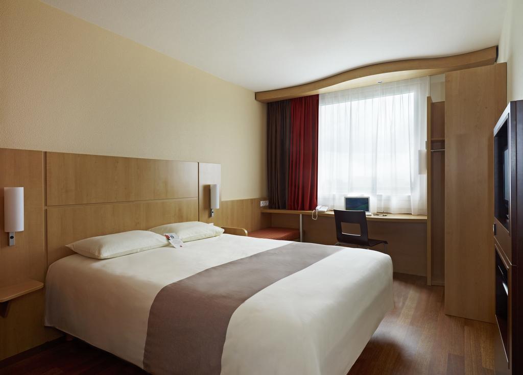 Ibis Ostrobramska Hotel 2*
