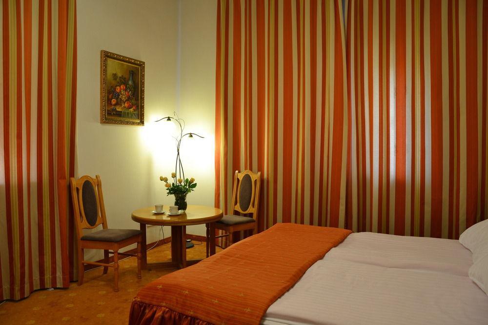 Bed & Breakfast Karat 2*