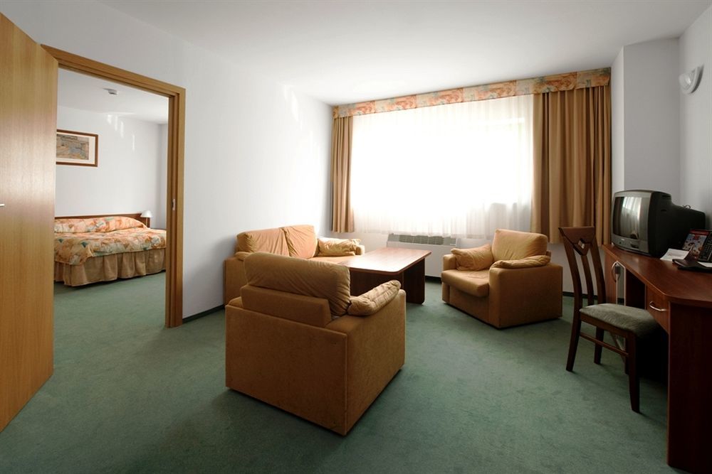 Hotel Sangate Airport