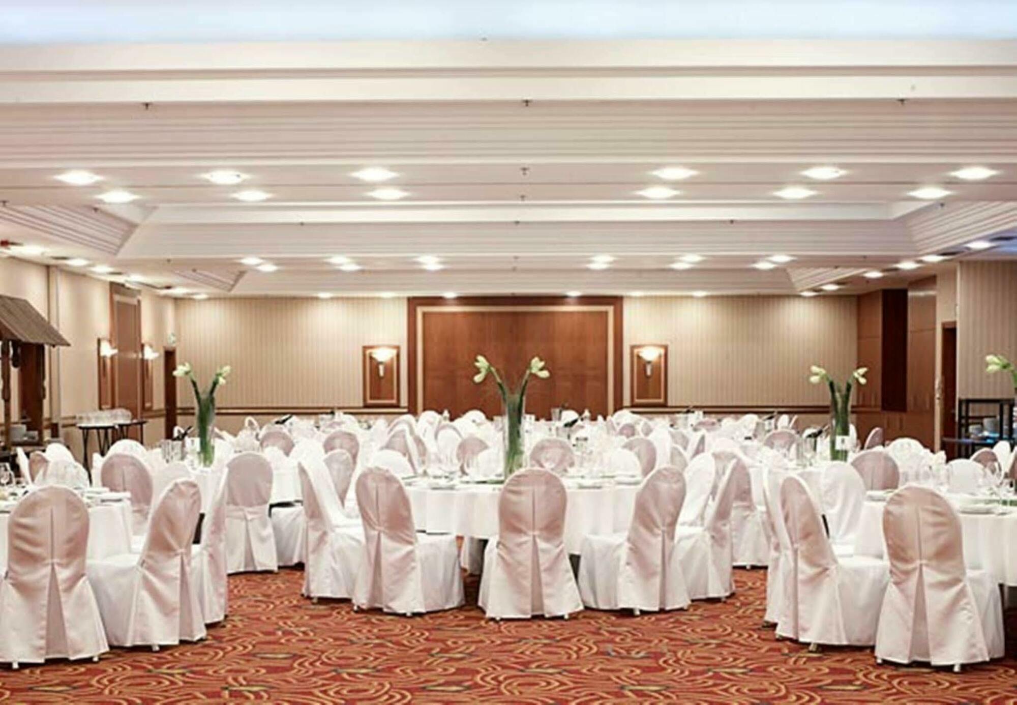 Courtyard By Marriott Airport Hotel
