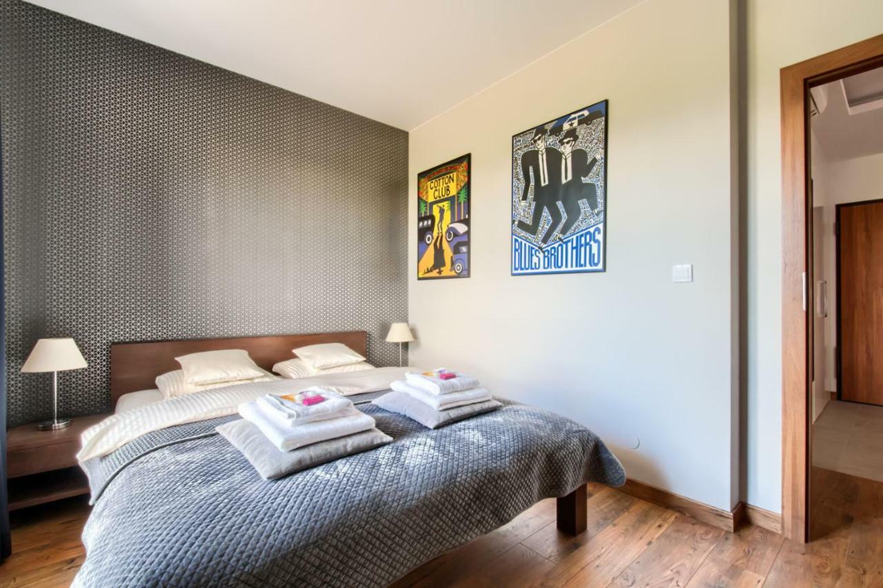 Apartment Cinema - *