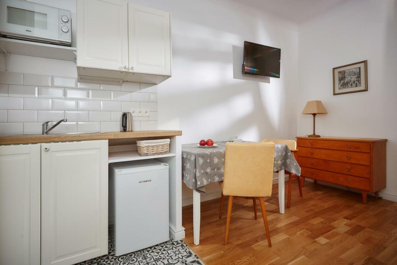 Apartment Place For *