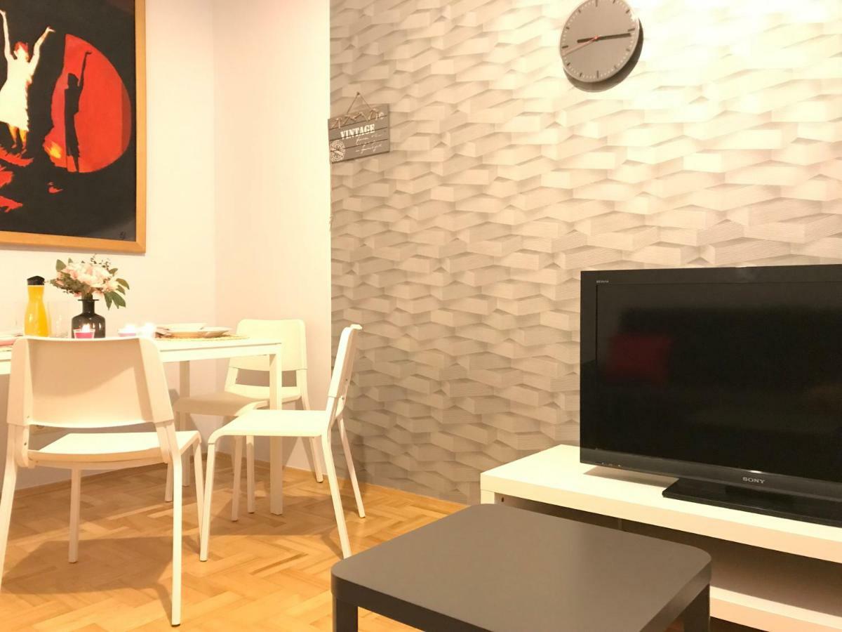 Rent0nline Hoza Center Metro Apartment Warsaw