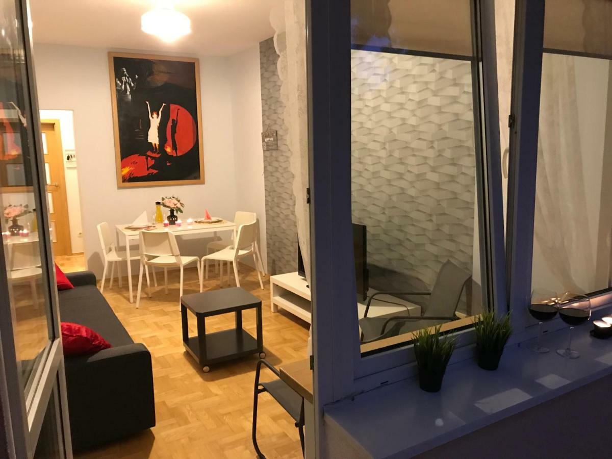 Rent0nline Hoza Center Metro Apartment Warsaw