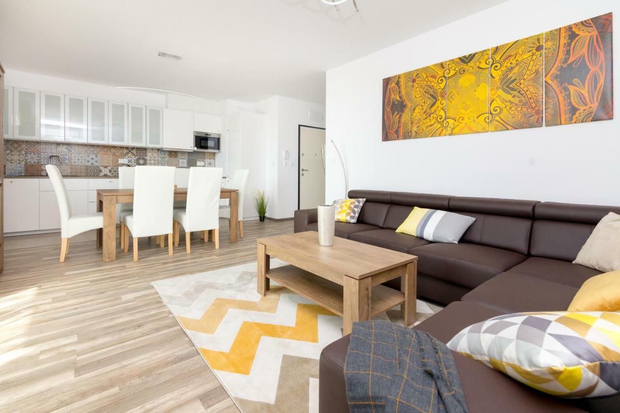 Airport 3-bedroom Apartment *