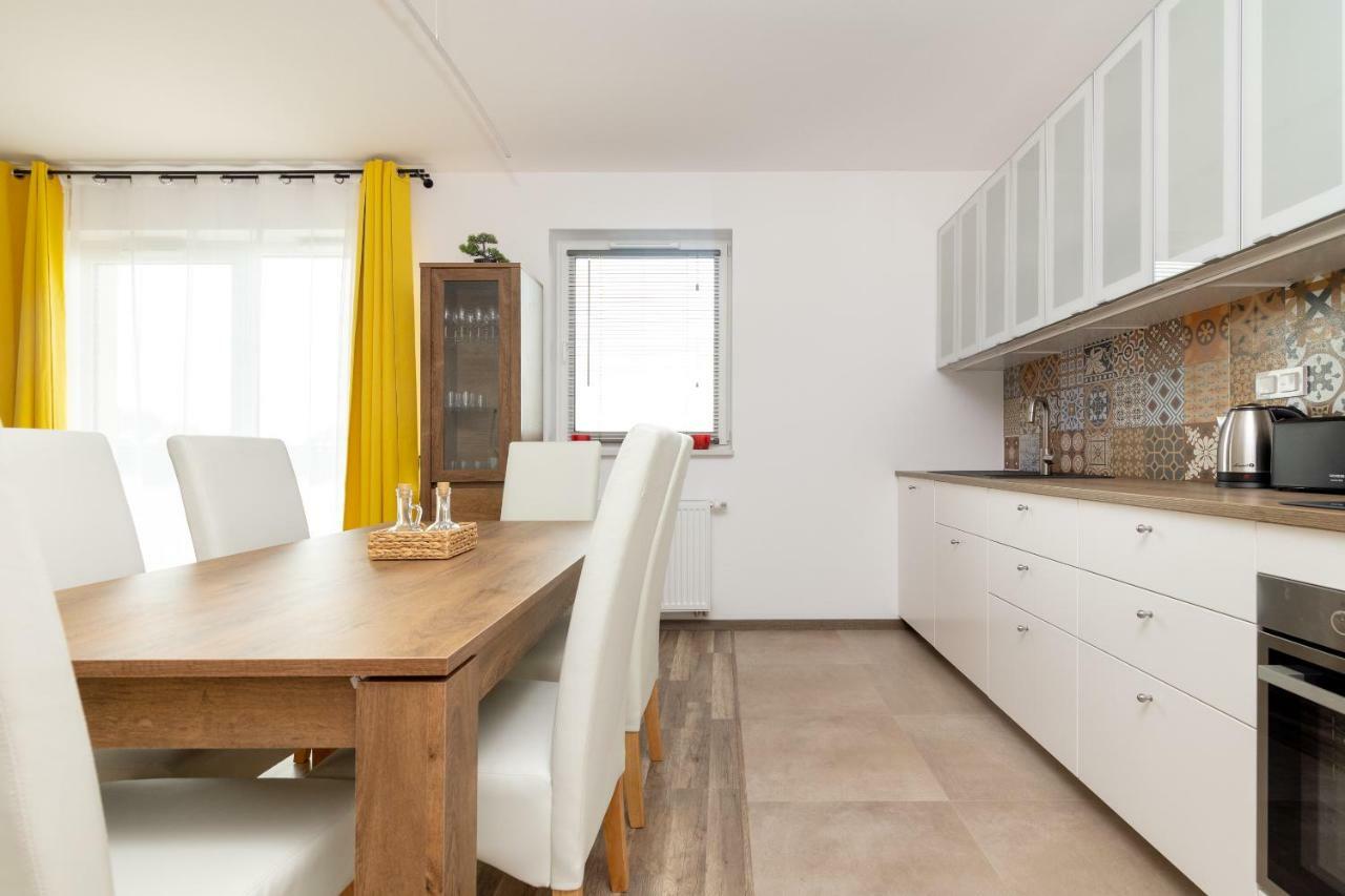Airport 3-bedroom Apartment