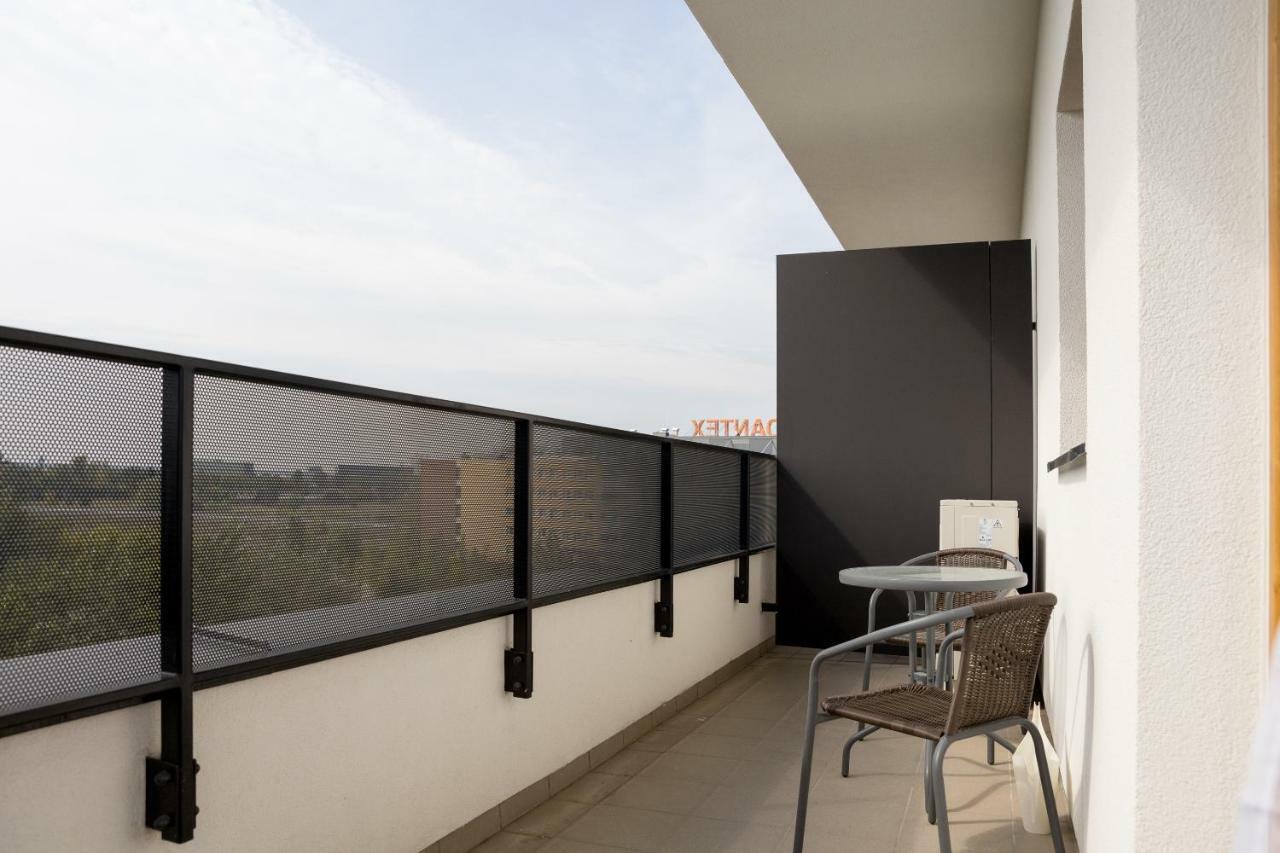 Airport 3-bedroom Apartment