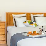 Zbawiciela Square P&O Serviced Apartments