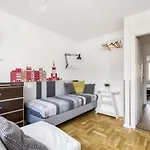 Labo Apartment Metro Plocka