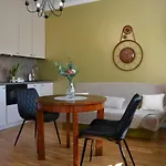 Labo Apartment Barbakan