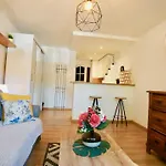 Mlociny Metro Apartment 2