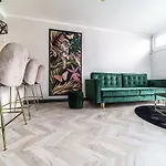 Modern And Stylish- Golden Apartments- City Center&G30