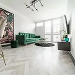 Modern And Stylish- Golden Apartments- City Center&G30